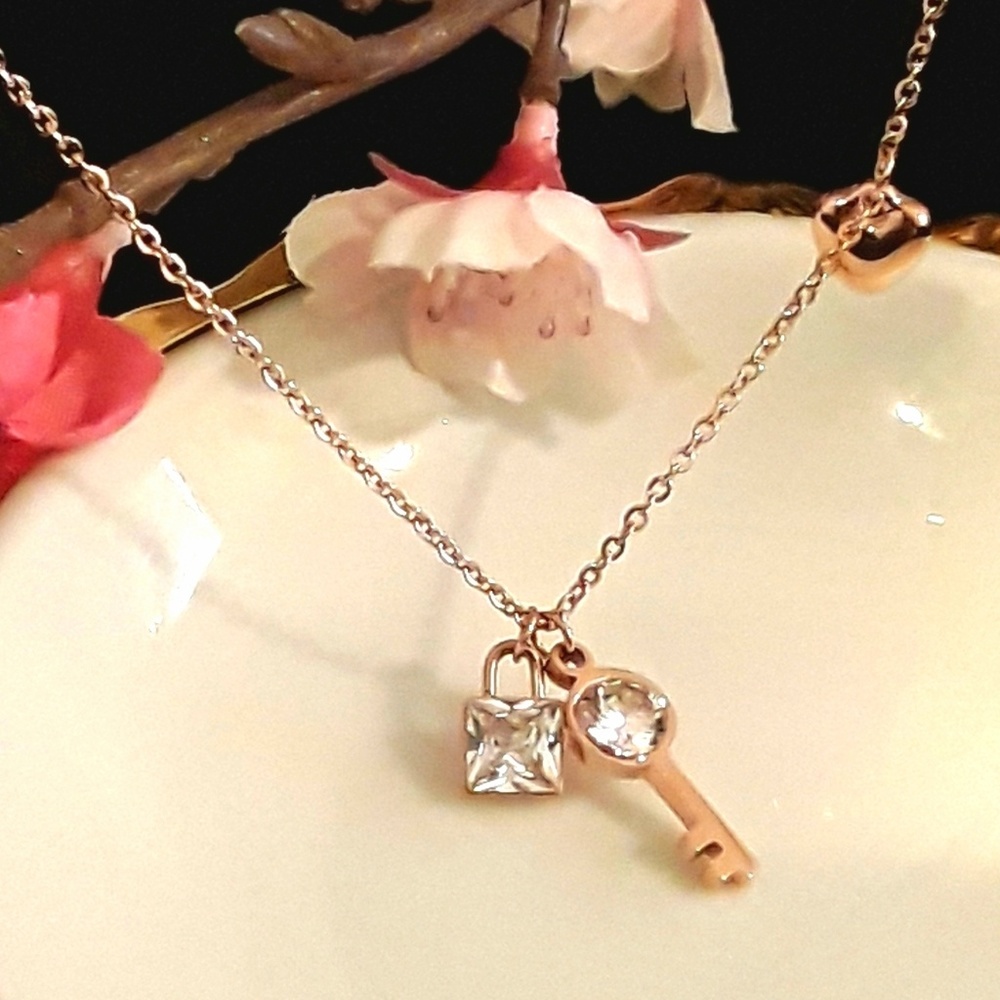 NEW  Lock n Key Pendant Choker Necklace